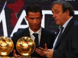 Дом президента УЕФА забросали футбольными мячами